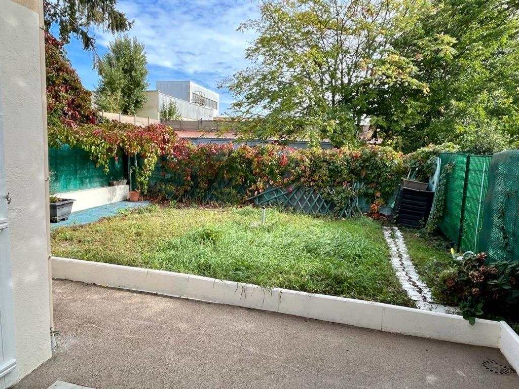 Charmante Maison Avec Jardin Sans Vis-A-Vis Saint-Fons Exterior photo