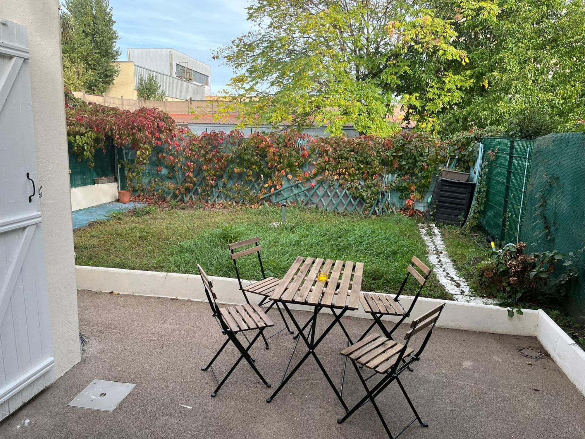 Charmante Maison Avec Jardin Sans Vis-A-Vis Saint-Fons Exterior photo