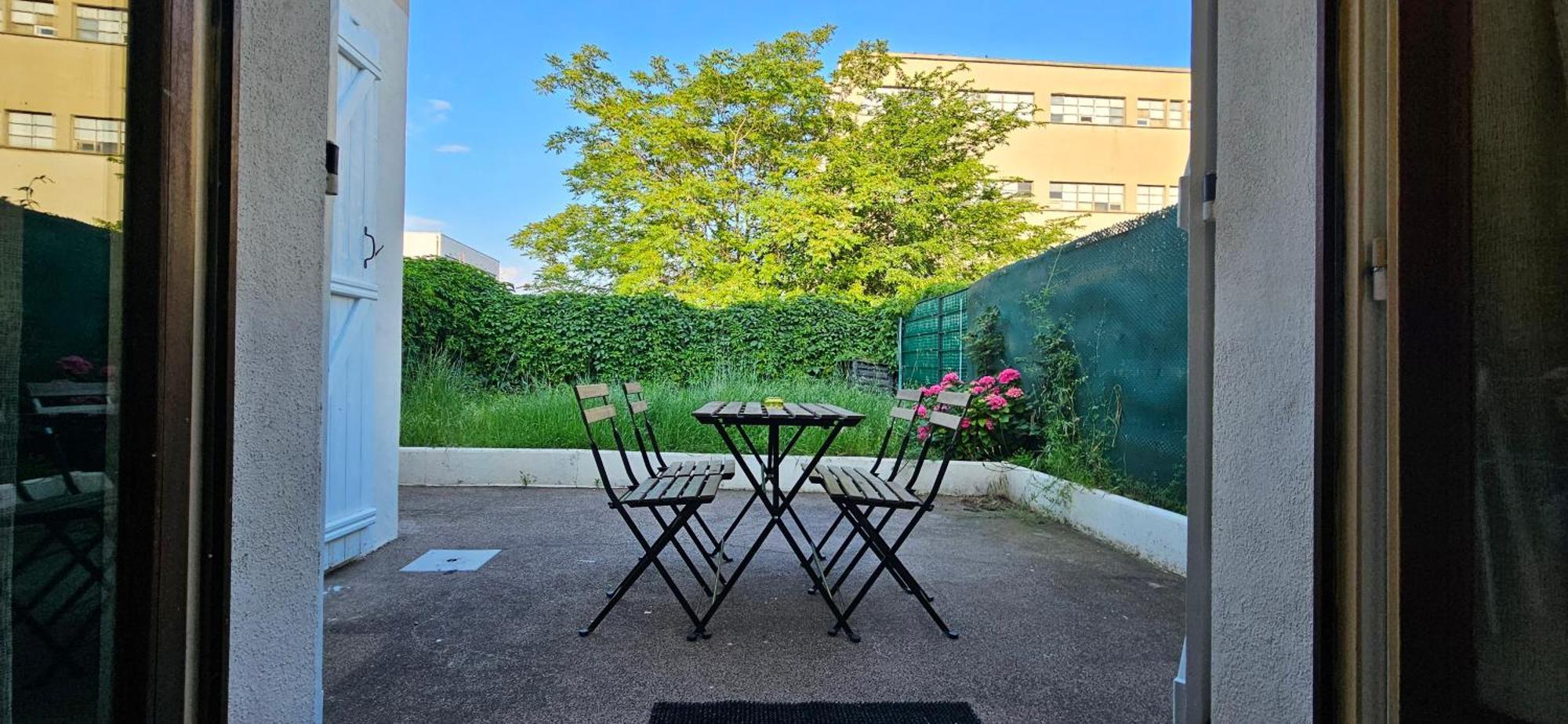 Charmante Maison Avec Jardin Sans Vis-A-Vis Saint-Fons Exterior photo